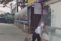 Xôn xao đoạn clip 'nữ công an ném đá vào xe Mercedes GLC 200'