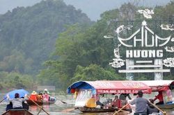 Xử lý nhiều 'cò mồi' tranh giành khách vãn cảnh chùa Hương