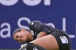 Xót xa nữ thủ môn xinh đẹp bị đội bạn đối xử thiếu fair-play
