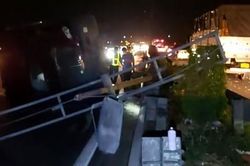 Xe đầu kéo lật ngang trên cao tốc gây ách tắc giao thông nghiêm trọng