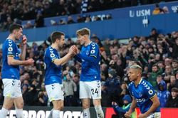 Van de Beek tỏa sáng, Everton dứt mạch toàn hòa và thua ở Premier League
