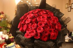 Mua hoa làm quà Valentine: 'Nhiều bó lên tới 50 triệu đồng'