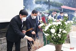 Bộ trưởng Bộ Y tế Nguyễn Thanh Long dâng hương tại Khu di tích Ngã ba Đồng Lộc