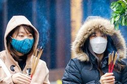 Giới trẻ vượt mưa rét đi cầu duyên trước ngày lễ tình nhân