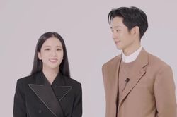 Bức ảnh 'gây lú' cực mạnh của Jisoo (BLACKPINK) và Jung Hae In, công nhận đậm chất phu thê!