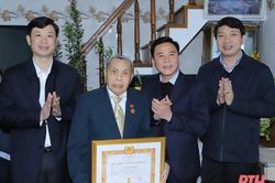 Bí thư Tỉnh ủy Đỗ Trọng Hưng trao Huy hiệu 75 năm tuổi Đảng cho đồng chí Nguyễn Đình Tụ