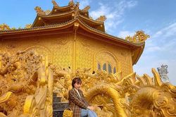 Ngôi chùa 'dát vàng' được ví như 'Thái Lan thu nhỏ' thu hút giới trẻ Hà thành