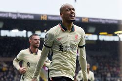 Thắng dễ Burnley, Liverpool bám sát Man City