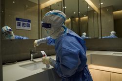 Trung Quốc lấy mẫu virus corona trên cả tay nắm cửa, máy ATM