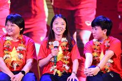 Bóng lăn tuần qua: Mùa chim én bay…