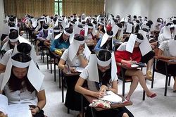 'Cười té ghế' với muôn kiểu chống gian lận thi cử bá đạo