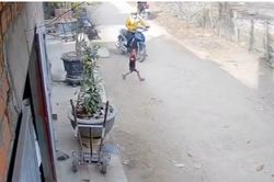 Pha bẻ lái nhận 'mưa lời khen' của nữ tài xế khi bé trai băng qua đường