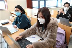 Sinh viên Hà Nội trở lại trường học trực tiếp