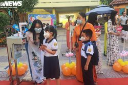 Cuối cùng trẻ cũng được đi học: Phụ huynh TP.HCM hồi hộp, 'mừng rơi nước mắt'