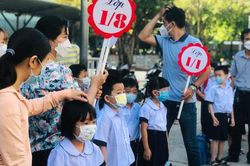 Ngày đầu học sinh đi học trực tiếp: Nhiều phụ huynh hồi hộp như ngày con vào mẫu giáo
