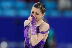 Nhà vô địch Olympic khóc khi được tiếp tục thi đấu