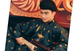 Cổ phục Việt hấp dẫn chàng mẫu ảnh là cựu sinh viên khoa Luật