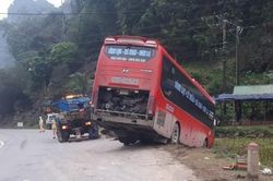 Hòa Bình: Xe khách va chạm với xe máy, 1 người tử vong