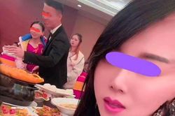 Đang ăn cỗ cưới, cô gái tá hỏa phát hiện không quen cô dâu chú rể