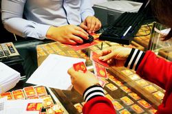 Giá vàng sáng 15/2 lấy lại mốc 63 triệu đồng/lượng