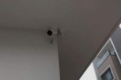 Nữ sinh thuê trọ bị bố mẹ yêu cầu lắp camera để tiện giám sát, dân mạng nổ ra cuộc tranh cãi dữ dội