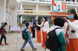 Hà Nội: Học sinh khối lớp 1 đến lớp 6 tại 12 quận quay trở lại trường từ 21.2