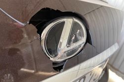 Nam thanh niên ném gạch vào xe Lexus của thượng tá công an vì đèn sáng chói mắt