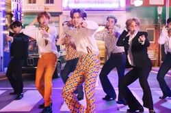 BTS công bố lịch diễn, thế nào mà cư dân mạng cãi nhau ầm ĩ