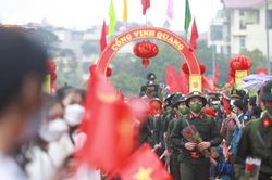 Hà Nội: Người dân 'đội mưa' đưa con, em mình lên đường nhập ngũ