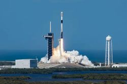 SpaceX mất hơn 40 vệ tinh Starlink vì bão điện từ