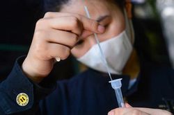 Tự test COVID-19, nhiều người làm sai, cho kết quả sai mà không biết, chuyên gia chỉ 6 bước cần làm đúng khi test nhanh tại nhà