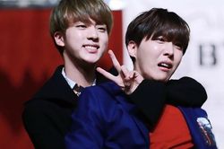 Jin BTS vừa tặng J-Hope món quà sinh nhật quái nhất, không thể tin nổi