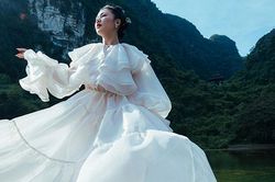 Văn Mai Hương khoe sắc giữa phong cảnh thơ mộng Ninh Bình