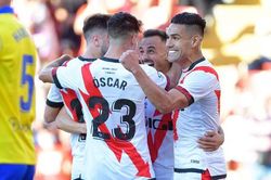 Soi kèo nhà cái Elche vs Vallecano. Nhận định, dự đoán bóng đá La Liga (3h00, 19/2)