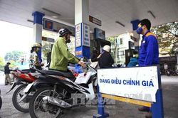 Giảm thuế phí để 'kìm' đà tăng của giá xăng
