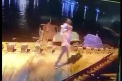 Thi thể của bé gái 5 tuổi bị người cha ném xuống sông sau khi cãi nhau với vợ đã được tìm thấy