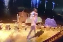 Vụ bé gái 5 tuổi nghi bị bố ném xuống sông: Trên tay vẫn cầm bình sữa và ôm con búp bê cha mua