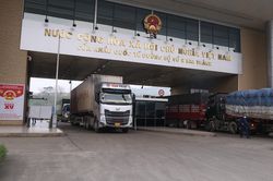 Trung Quốc tạm ngừng nhập khẩu hàng hóa qua cửa khẩu Hà Khẩu - Lào Cai