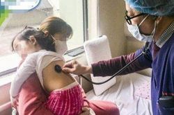 Bé gái bị sốt cao, co giật do di chứng hậu Covid-19