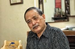 Nhà thơ Y Phương nói về 'Người đồng mình tự đục đá kê cao quê hương'?