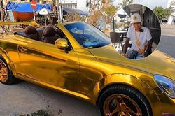 Đại gia miền Tây đắp vàng đầy người, cưỡi xe sang Lexus 'dát vàng'