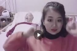 Vợ nhảy múa bên chồng nằm liệt giường, câu chuyện phía sau gây xúc động