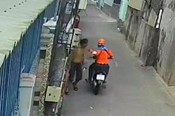 Điều tra tên cướp mặc áo Shipper giật dây chuyền ngay trên phố