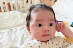 Con trai của Chi Bảo ra dáng 'thanh niên', lộ nét điển trai khi mới hơn 1 tháng tuổi