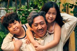 Dân mạng Việt Nam nói gì khi Bố già của Trấn Thành chiếu ở nước ngoài bị chê tệ, không hay?