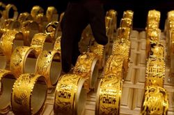 Giá vàng thế giới nhảy vọt lên 1.900 USD/oz do tin Nga-Ukraine, trong nước tăng èo uột