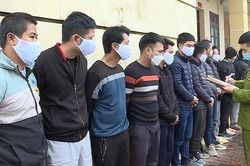 17 công nhân 'chui thùng' container chơi xóc đĩa ăn tiền