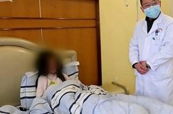 Tưởng con giả bệnh để trốn làm bài tập, bà mẹ hối hận cùng cực khi 1 tuần sau mới đưa con đi khám
