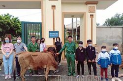 Trao quà hỗ trợ 'Con nuôi biên phòng'