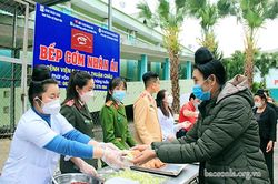'Bữa cơm nhân ái' ấm lòng người bệnh